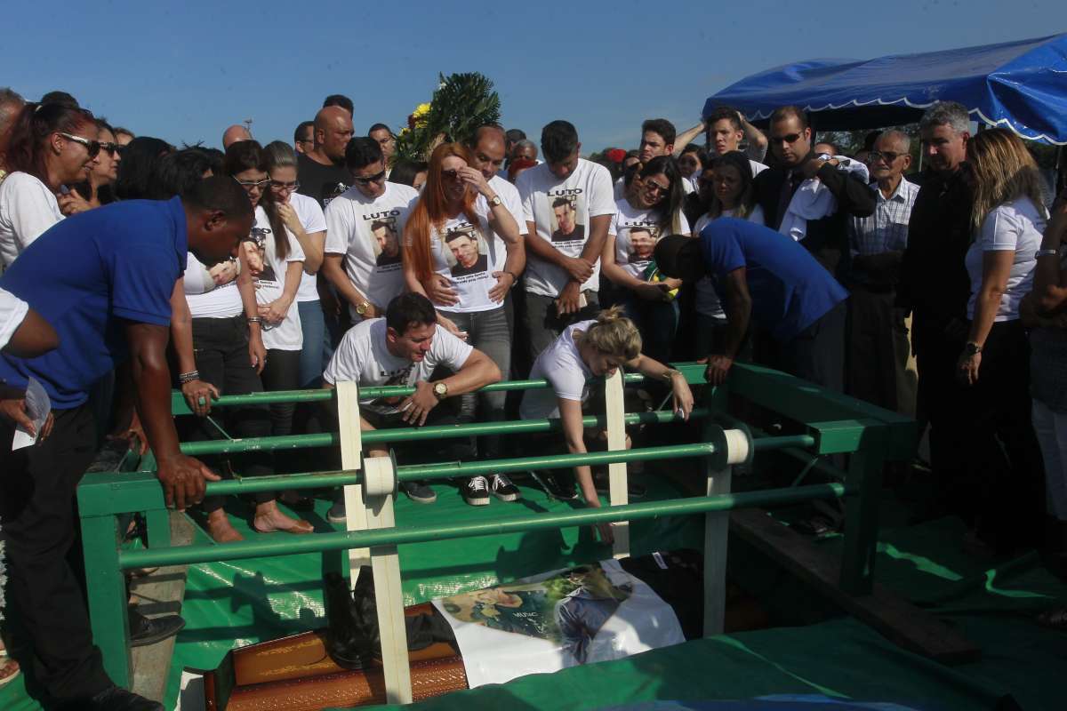 25/07/2018- Enterro do Policial Militar, Samuel RIbeiro da SIlva, que teve o corpo encontrado carbonizado dentro de um carro. Policia investiga se a vitima foi morta por traficantes do complexo do Salgueiro. Testemunhas alegam que ligaram para o 7BPM para denunciar o sequestro e acusam a PM de omissão de socorro.  Cemitério Memorial Parque Nycteroy .Foto de Maíra Coelho / Agência O Dia.  Policia, Enterro, Desgraça, Choro , PM, Morto, Violência, Segurança