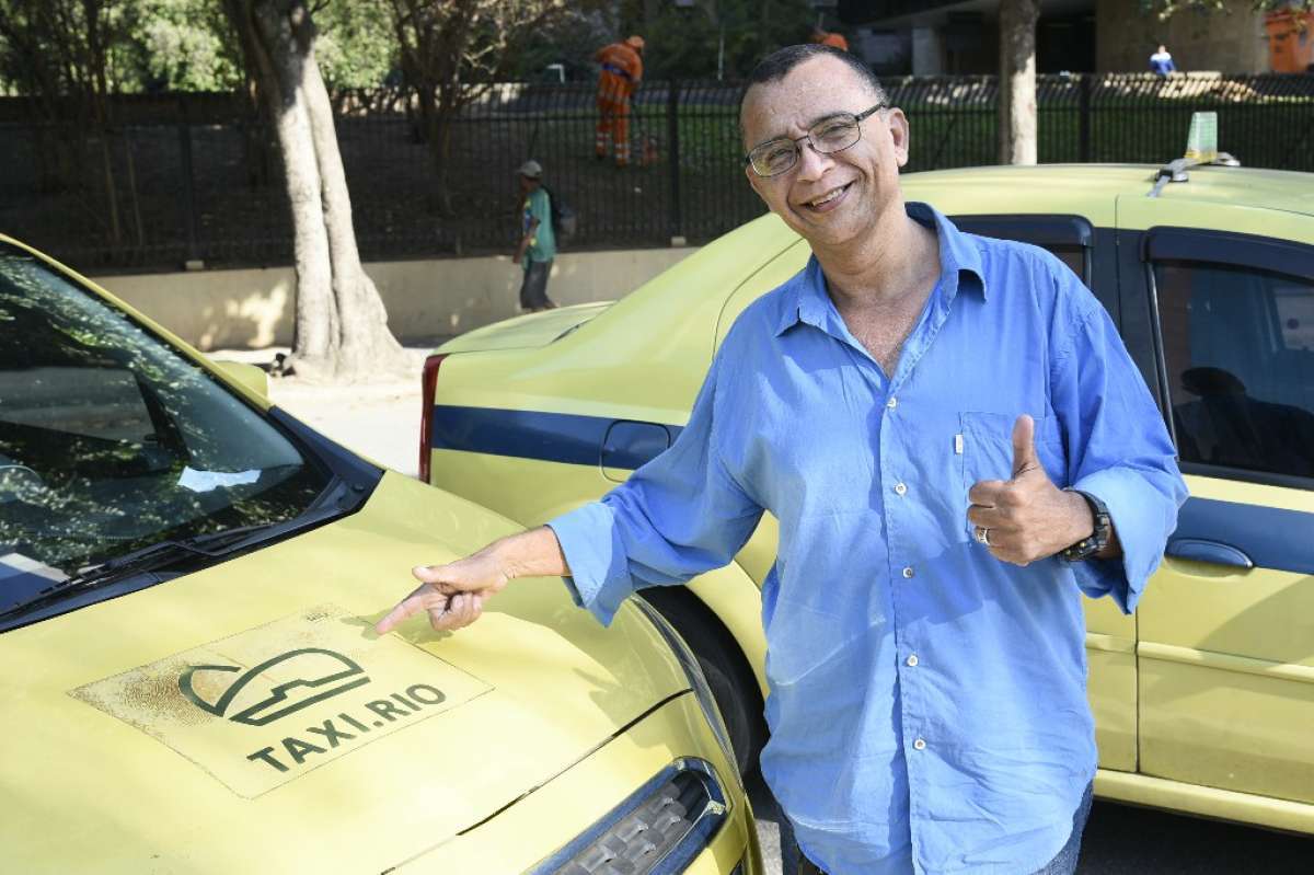 Taxista Paulo Galdino, que está cadastrado há seis meses no Taxi.Rio, viu seus ganhos aumentarem em 50%. - Divulgação