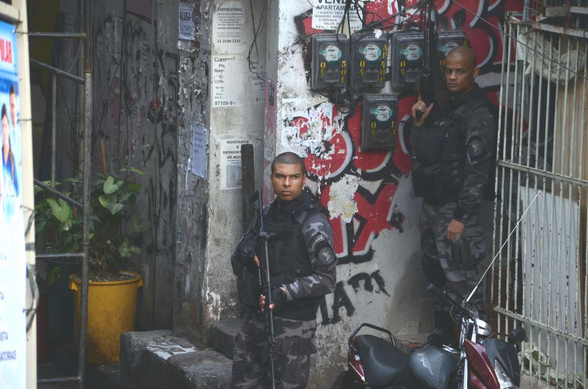 2018-07-25 - AG&Ecirc;NCIA DE NOT&icirc;CIAS - PARCEIRO - Pol&iacute;cia Militar faz opera&ccedil;&atilde;o na Favela da Rocinha, Zona Sul do Rio, na manh&atilde; desta quarta-feira (25). O objetivo &eacute; prender traficantes que atuam nas regi&atilde;o. Participam da a&ccedil;&atilde;o homens da UPP da comunidade, do Bope, do Choque, Batalh&atilde;o de A&ccedil;&atilde;o com C&atilde;es e do Grupamento Aerom&oacute;vel. Foto: Vanessa Ataliba/Parceiro/Ag&ecirc;ncia O Dia