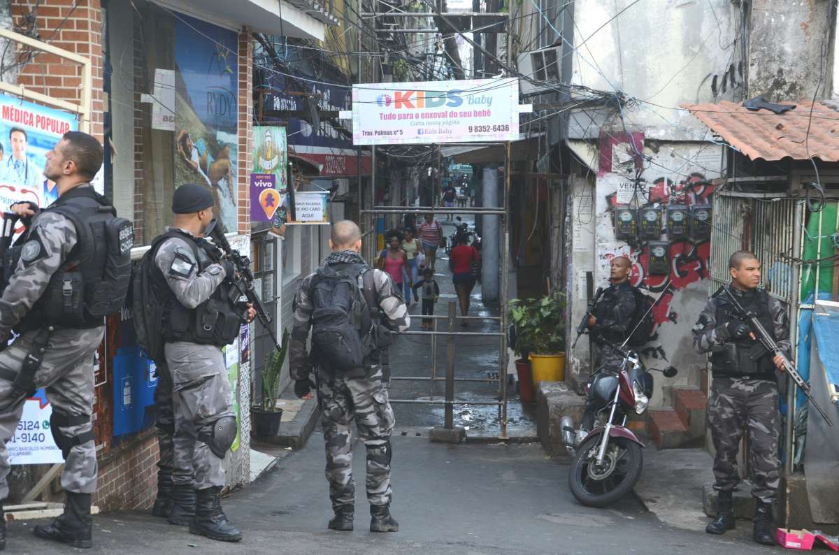 7-25-8--20 - AG&Ecirc;NCIA DE NOT&icirc;CIAS - PARCEIRO - Pol&iacute;cia Militar faz opera&ccedil;&atilde;o na Favela da Rocinha, Zona Sul do Rio, na manh&atilde; desta quarta-feira (25). O objetivo &eacute; prender traficantes que atuam nas regi&atilde;o. Participam da a&ccedil;&atilde;o homens da UPP da comunidade, do Bope, do Choque, Batalh&atilde;o de A&ccedil;&atilde;o com C&atilde;es e do Grupamento Aerom&oacute;vel. Foto: Vanessa Ataliba/Parceiro/Ag&ecirc;ncia O Dia
