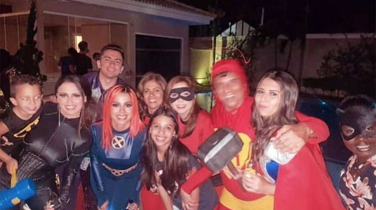 Anitta faz festa surpresa e a fantasia para o marido, Thiago Magalhães