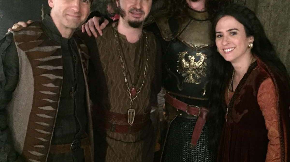 Daniel Warren (E), Leandro Daniel, Johnny Massaro e Tatá Werneck posam nos bastidores. Abaixo, os parceiros Leandro e Daniel - Reprodução