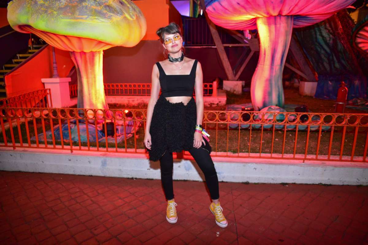 Agatha Moreira e Rodrigo Simas trocam beijos em festa