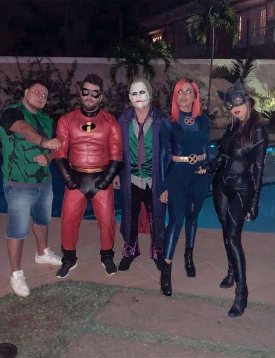 Anitta faz festa surpresa e a fantasia para o marido, Thiago Magalhães
