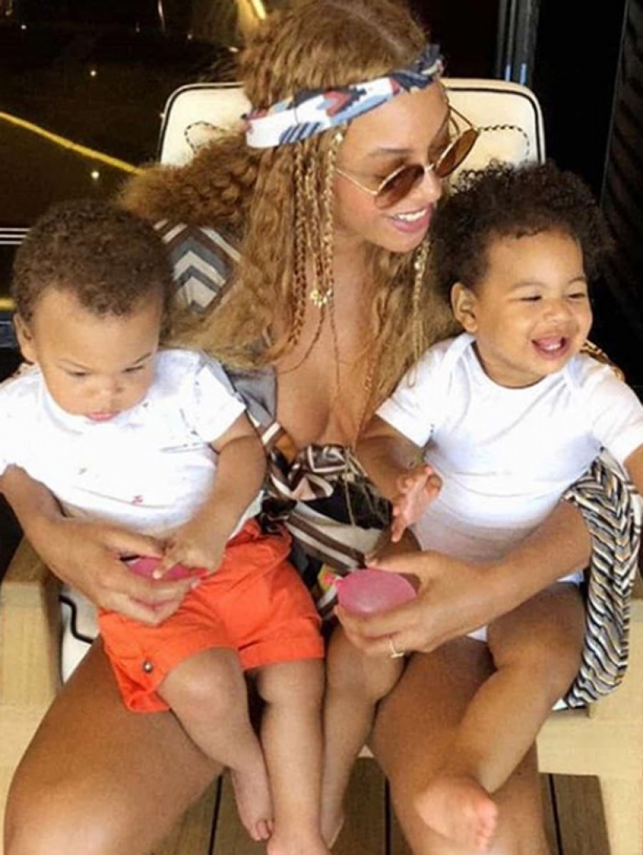 Beyoncé posa com os filhos gêmeos, Sir Carter e Rumi Carter - Reprodução Internet
