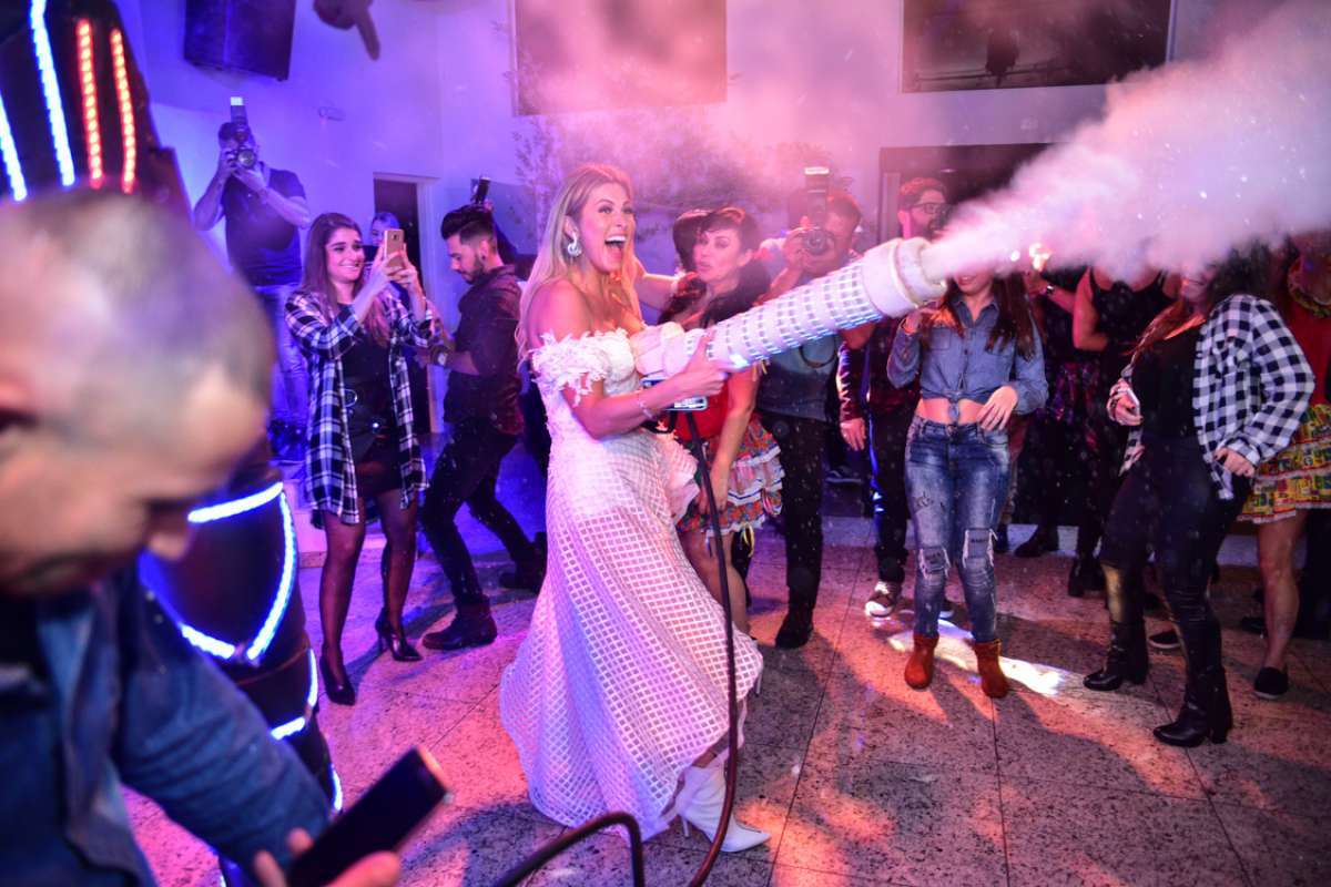 Lívia Andrade comemora seus 35 anos cercada de amigos