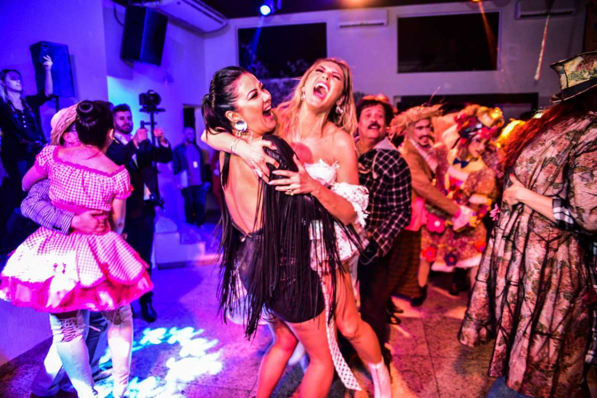 Lívia Andrade comemora seus 35 anos cercada de amigos