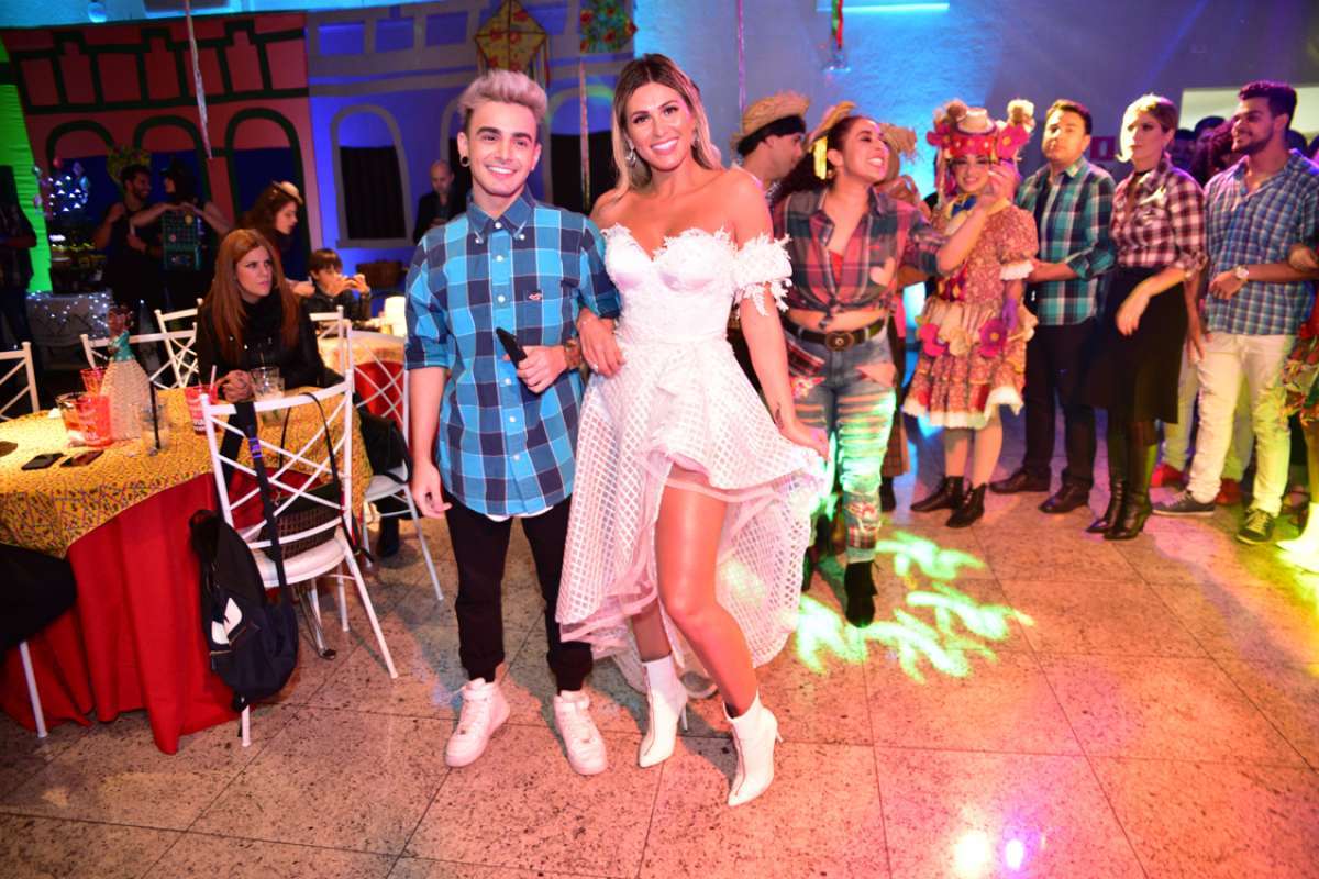 Lívia Andrade comemora seus 35 anos cercada de amigos