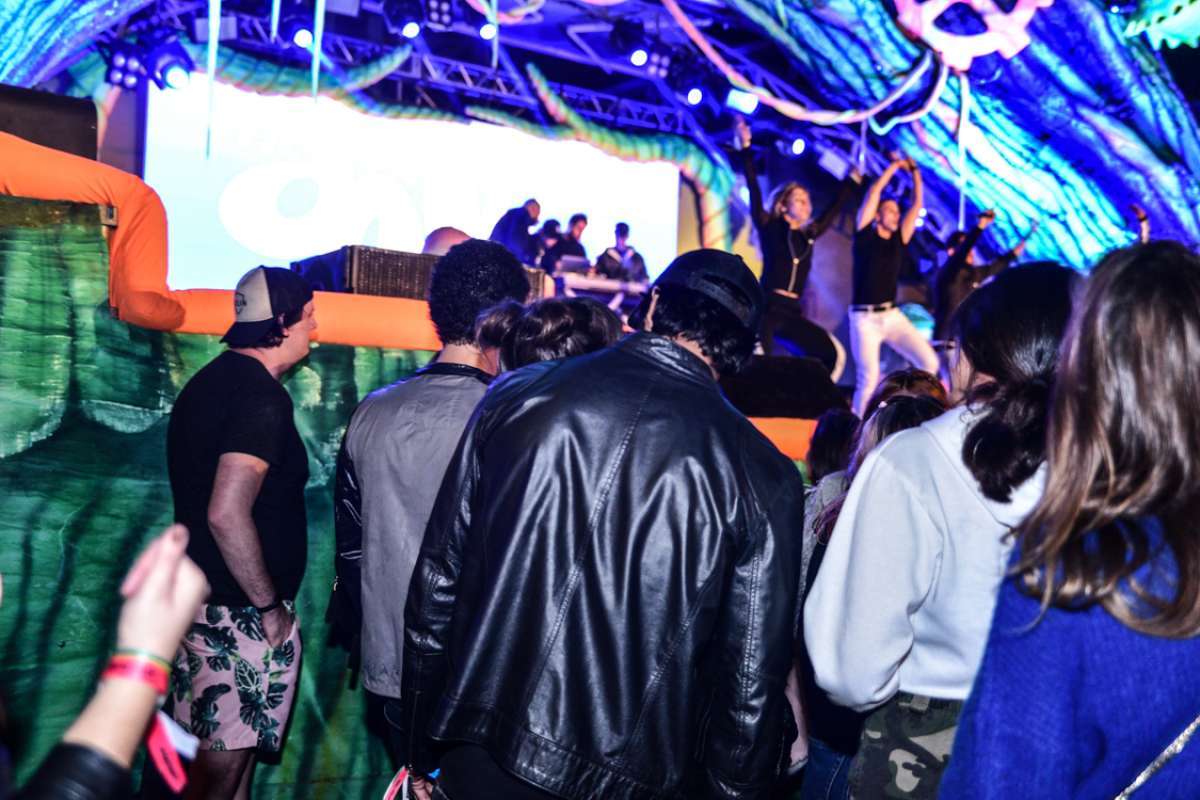 Agatha Moreira e Rodrigo Simas trocam beijos em festa