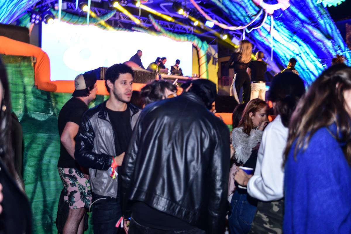 Agatha Moreira e Rodrigo Simas trocam beijos em festa - Ag. News