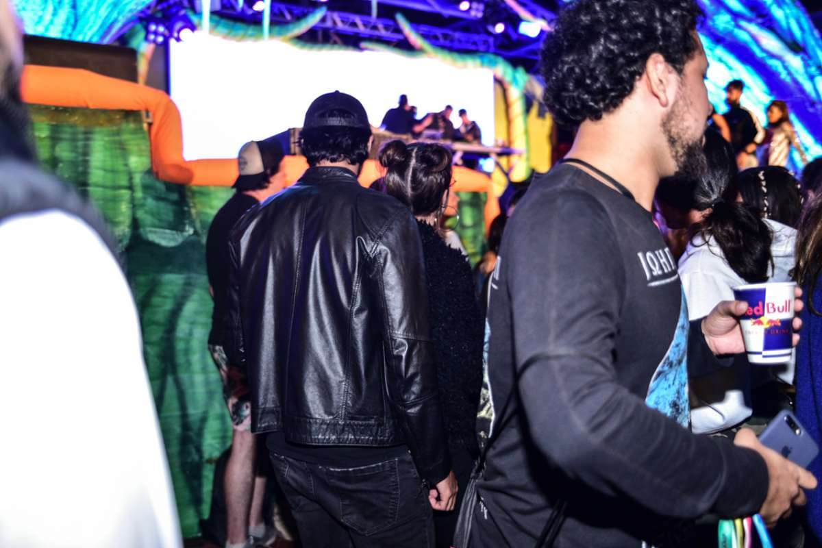 Agatha Moreira e Rodrigo Simas trocam beijos em festa