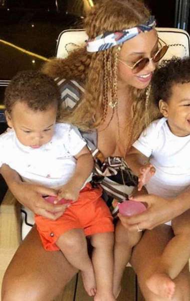 Beyoncé posa com os filhos gêmeos, Sir Carter e Rumi Carter