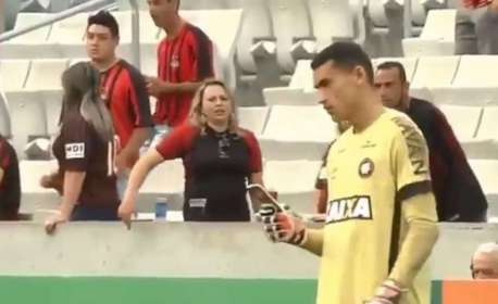 Por telefone em campo, STJD pune Atlético-PR e goleiro vira desfalque no domingo