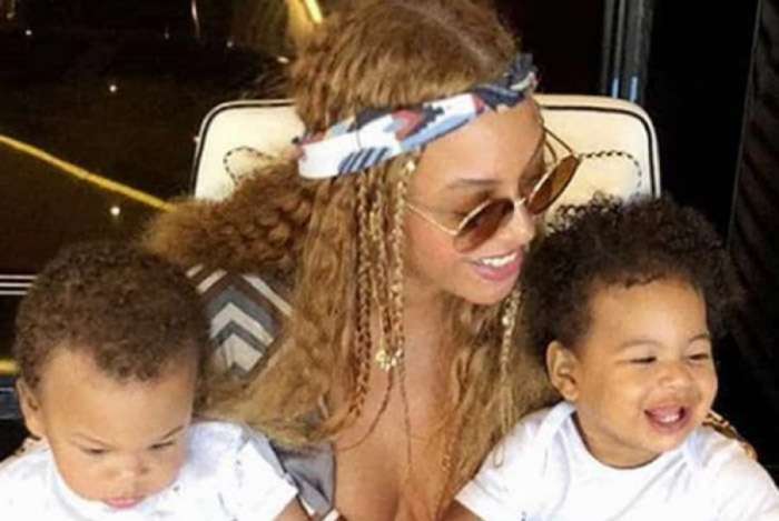 Beyoncé posa com os filhos gêmeos, Sir Carter e Rumi Carter - Reprodução Internet