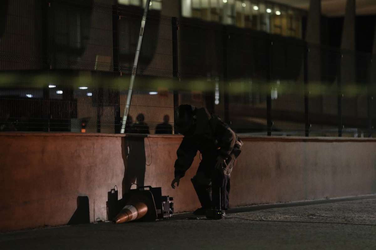 Esquadrão de Bombas foi acionado para verificar uma mala que foi abandonada em frente ao Palácio do Planalto. Após perícia, foi descartado qualquer risco à segurança. - Fabio Rodrigues Pozzebom / Agência Brasil