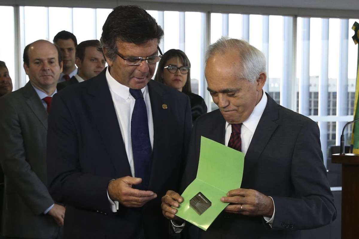 O presidente do Tribunal de Contas da União (TCU), Raimundo Carreiro entrega ao presidente do Tribunal Superior Eleitoral (TSE), Luiz Fux a lista de responsáveis com contas julgadas irregulares para fins eleitorais - Valter Campanato / Agência Brasil
