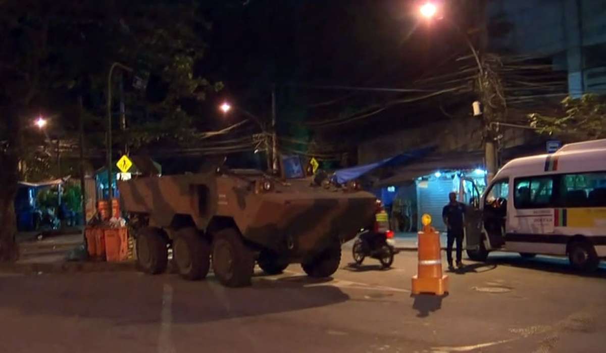 Blindado das Forças Armadas em um dos acessos à Rocinha