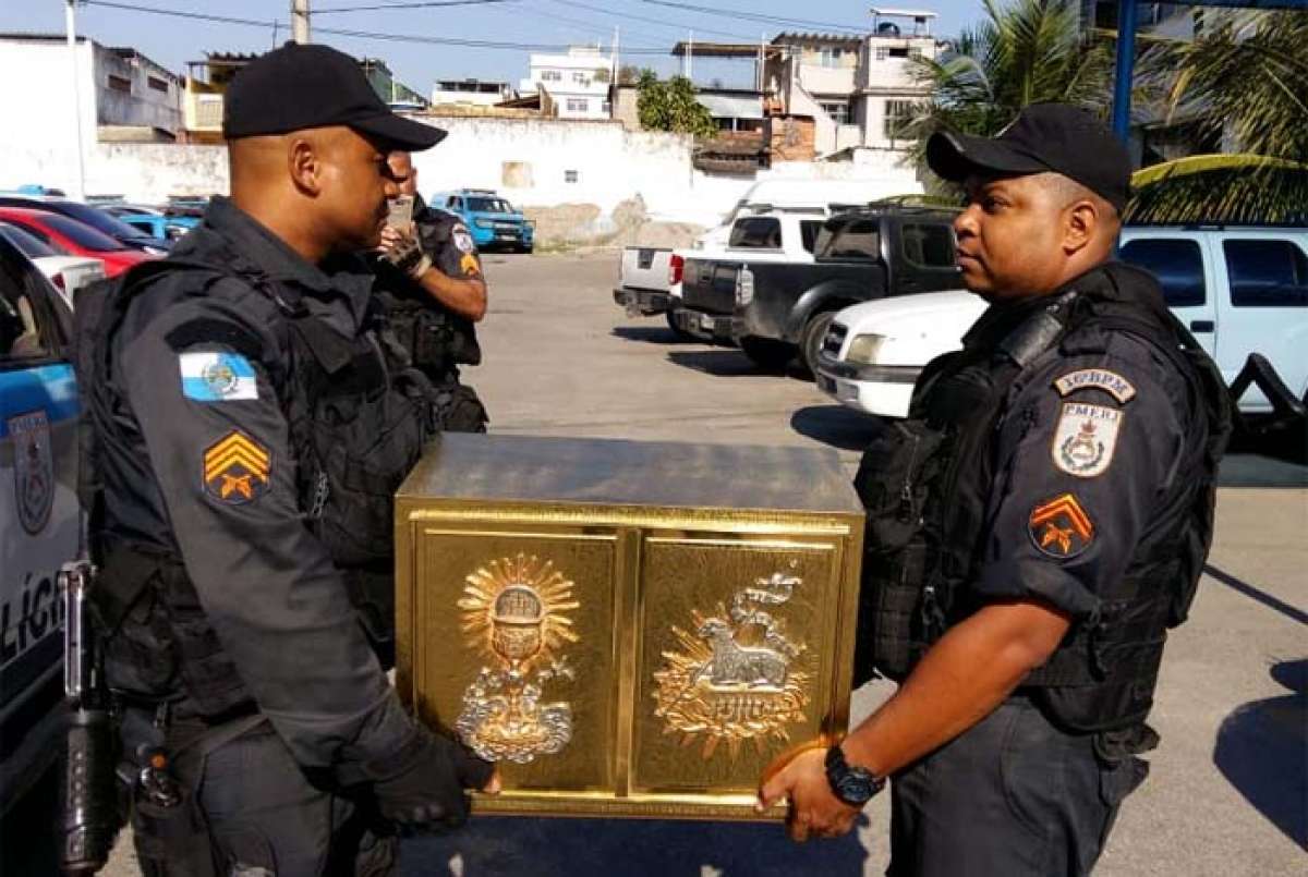 PMs abordaram dois homens que escondiam sacrário em sacolas - Divulgação