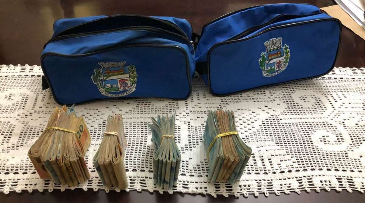 Polícia apreendeu arma, munição e dinheiro na casa do prefeito de Japeri