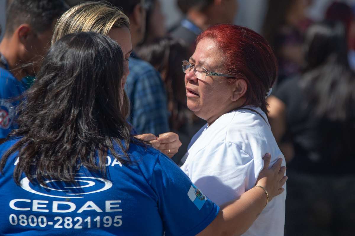 Rio,27/07/2018 - Enterro do Funcionário da Cedae - Pai do Rômulo Farias Silva, de 24 anos morto em São Gonçalo, cemitério do Maruí, Niterói, Rio de Janeiro.Foto: Armando Paiva/ Agência O Dia Policial, Homicidio, Niteroi, Cedae, Rio de Janeiro