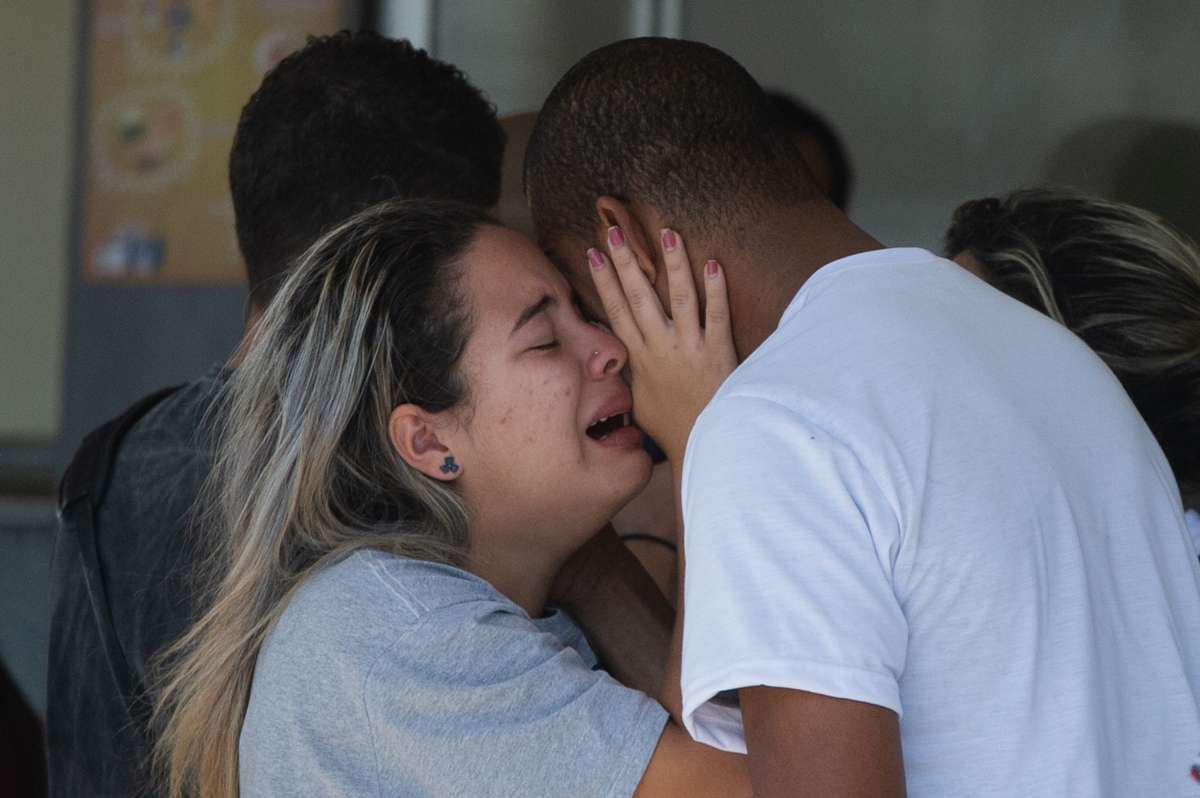 Rio,27/07/2018 - Enterro do Funcionário da Cedae - Funcionários da empresa Módulo, prestadores de serviço da CEDAE colocam um fita preta em sinal de luto, cemitério do Maruí, Niterói, Rio de Janeiro.Foto: Armando Paiva/ Agência O Dia Policial, Homicidio, Niteroi, Cedae, Rio de Janeiro