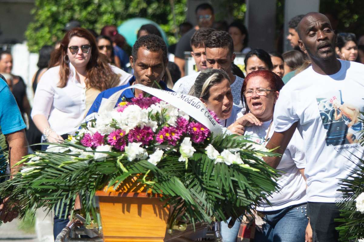 Rio,27/07/2018 - Enterro do Funcionário da Cedae - Pai do Rômulo Farias Silva, de 24 anos morto em São Gonçalo, cemitério do Maruí, Niterói, Rio de Janeiro.Foto: Armando Paiva/ Agência O Dia Policial, Homicidio, Niteroi, Cedae, Rio de Janeiro