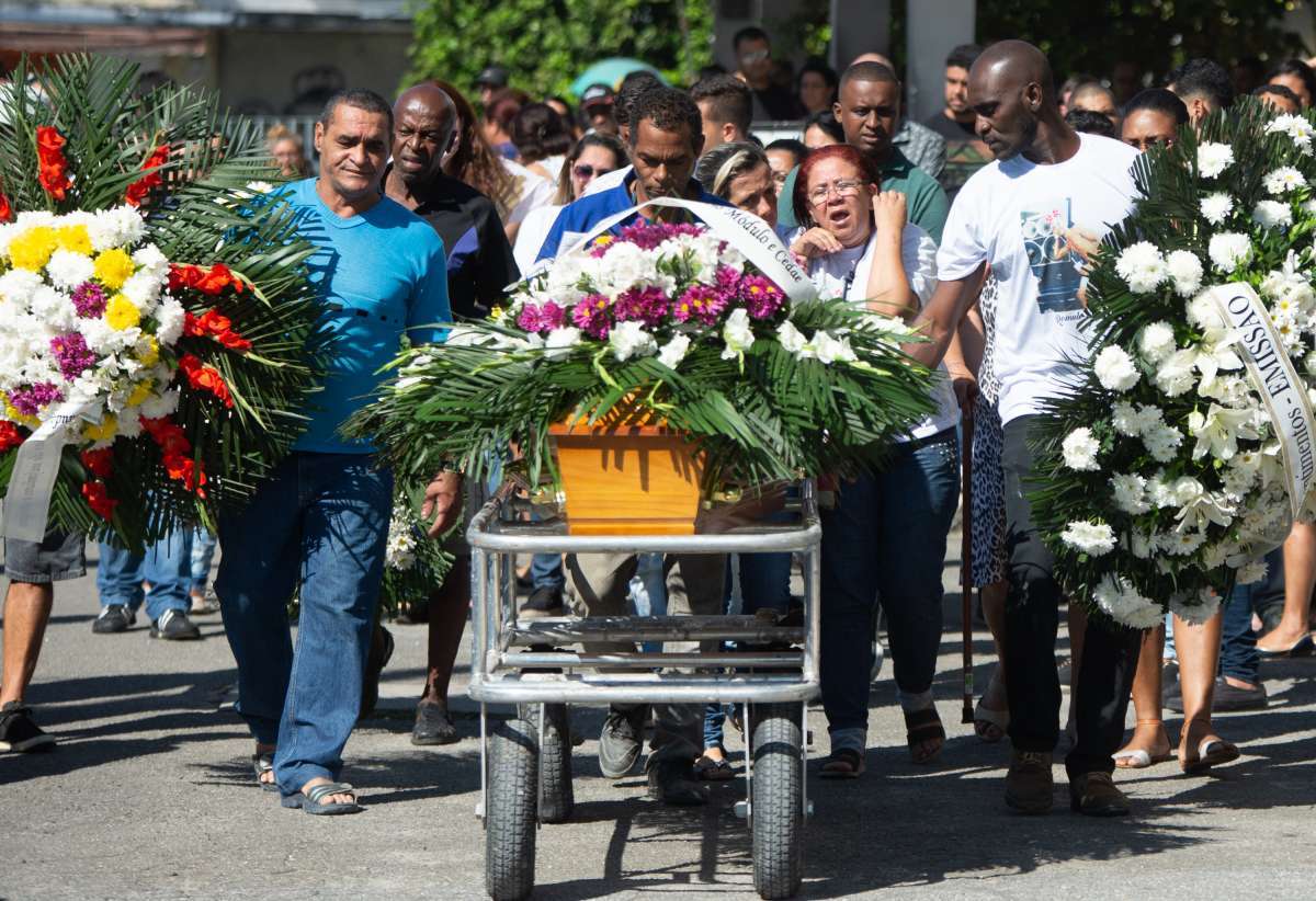 Rio,27/07/2018 - Enterro do Funcionário da Cedae - Pai do Rômulo Farias Silva, de 24 anos morto em São Gonçalo, cemitério do Maruí, Niterói, Rio de Janeiro.Foto: Armando Paiva/ Agência O Dia Policial, Homicidio, Niteroi, Cedae, Rio de Janeiro