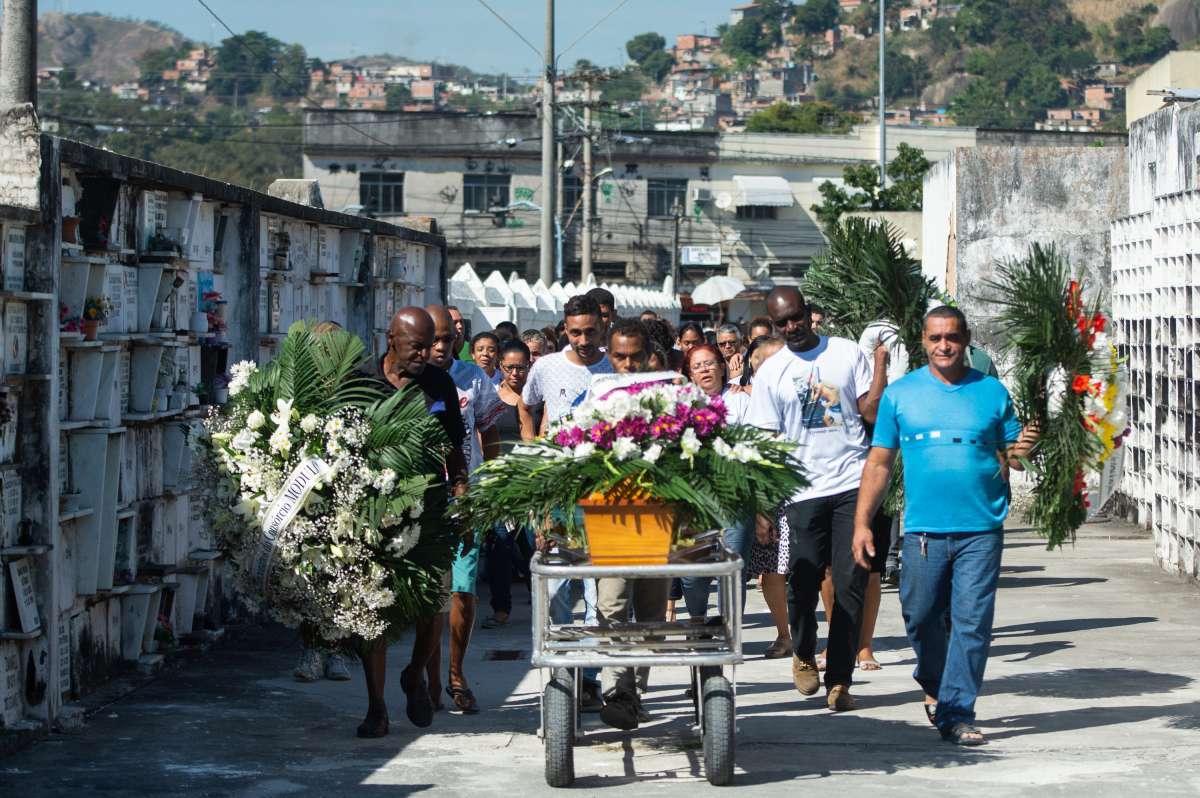 Rio,27/07/2018 - Enterro do Funcionário da Cedae - Pai do Rômulo Farias Silva, de 24 anos morto em São Gonçalo, cemitério do Maruí, Niterói, Rio de Janeiro.Foto: Armando Paiva/ Agência O Dia Policial, Homicidio, Niteroi, Cedae, Rio de Janeiro