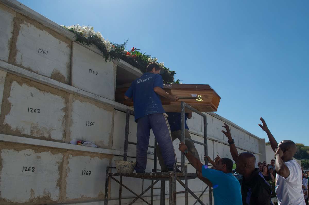 Rio,27/07/2018 - Enterro do Funcionário da Cedae - Pai do Rômulo Farias Silva, de 24 anos morto em São Gonçalo, cemitério do Maruí, Niterói, Rio de Janeiro.Foto: Armando Paiva/ Agência O Dia Policial, Homicidio, Niteroi, Cedae, Rio de Janeiro