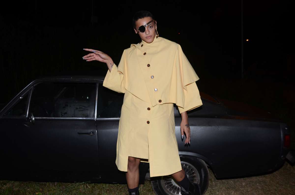 Pabllo Vittar comparece a evento usando tapa-olho