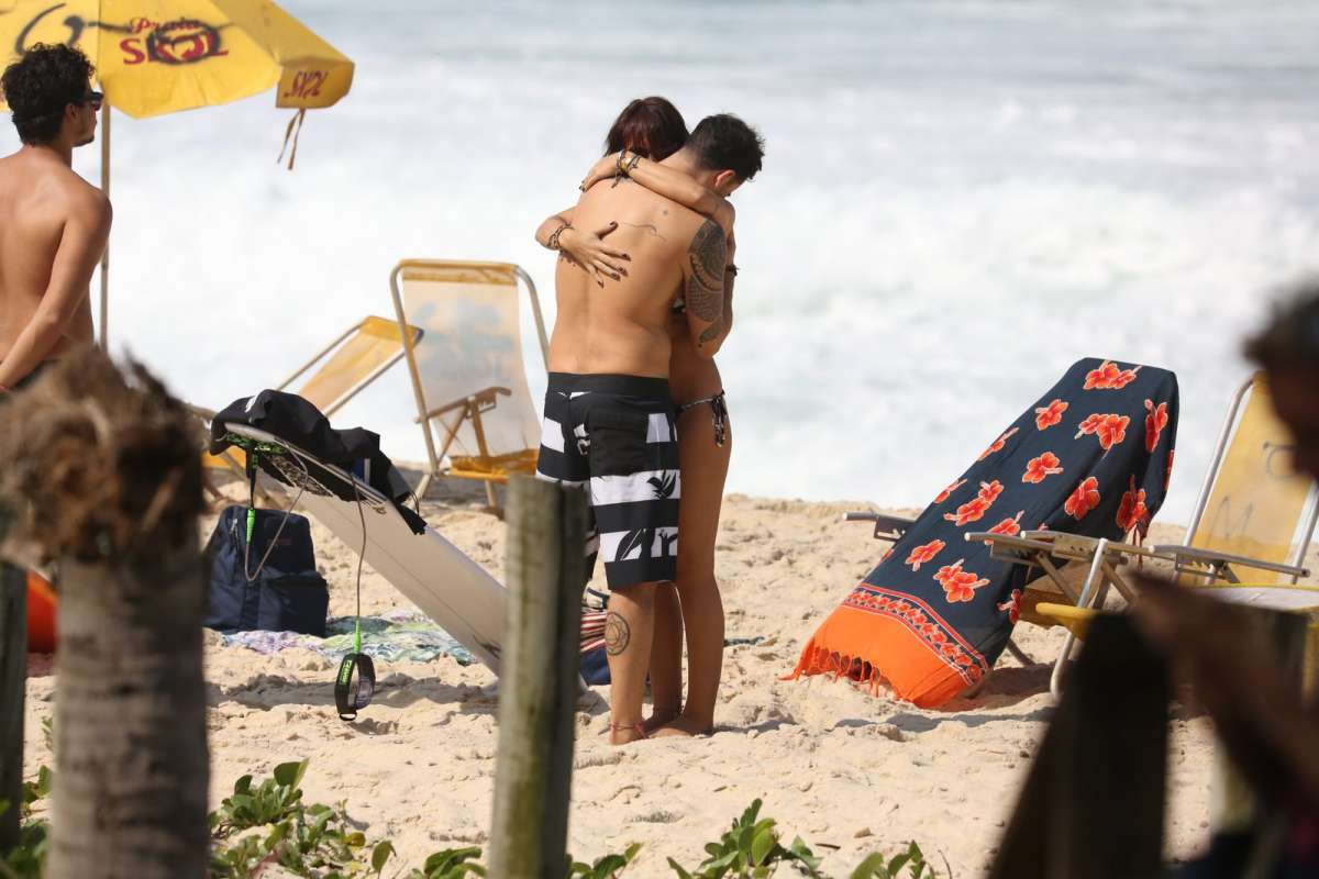 Paulo Vilhena curte praia com a namorada