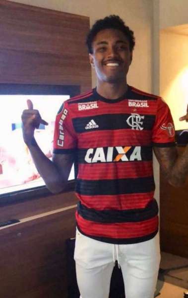 Vitinho j&aacute; tirou foto com a camisa do Flamengo - Divulga&ccedil;&atilde;o
