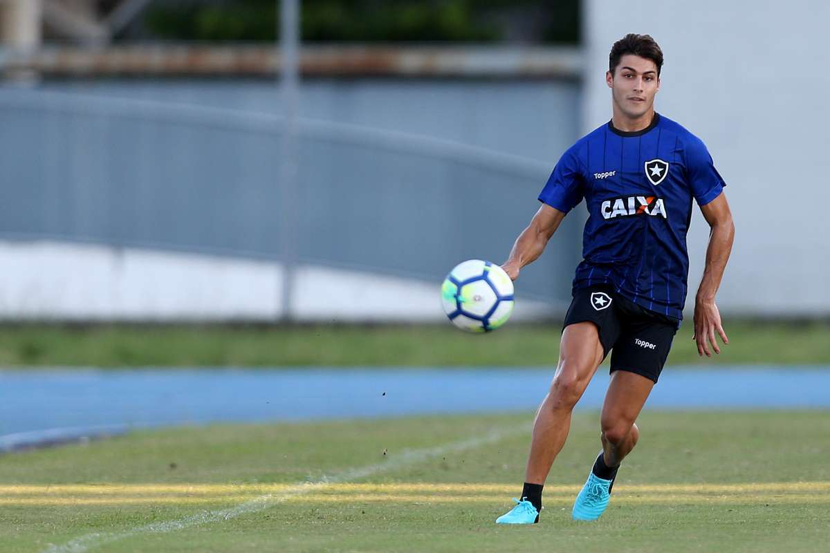 Marcinho contou que o primeiro gol como profissional rendeu muitas brincadeiras dos companheiros - Vitor Silva/SSPress/Botafogo