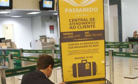 Bolsonaro veta medida que previa a volta do despacho gratuito de bagagens em voos 