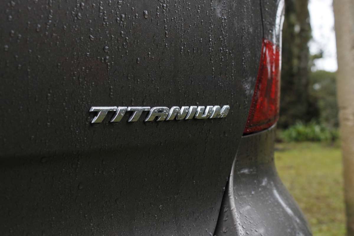 Versão Titanium é a topo de linha tanto para o hatch quanto para o sedã