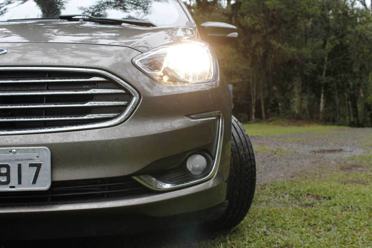 Versão Titanium é a topo de linha tanto para o hatch quanto para o sedã