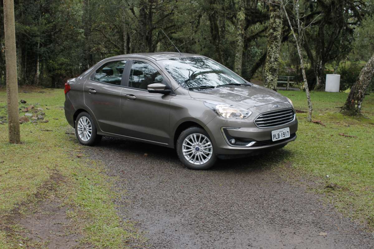 Versão Titanium é a topo de linha tanto para o hatch quanto para o sedã
