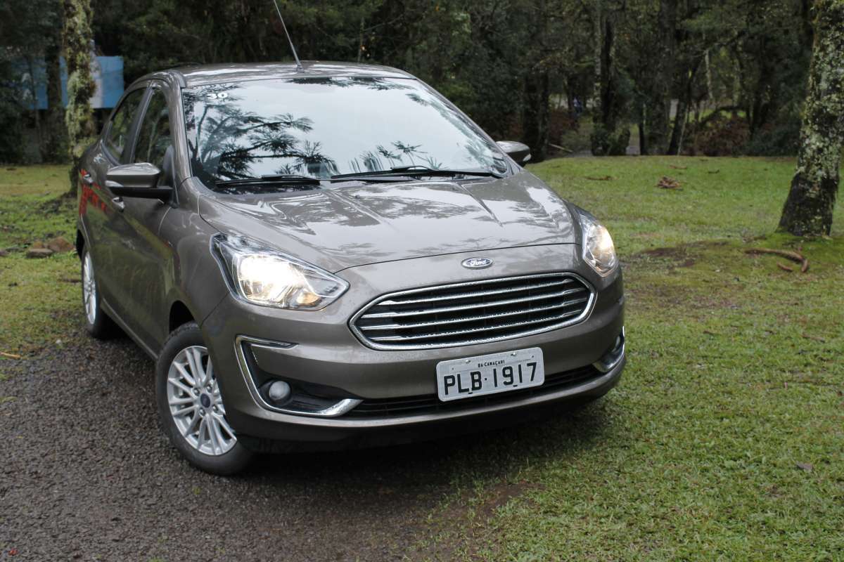 Versão Titanium é a topo de linha tanto para o hatch quanto para o sedã