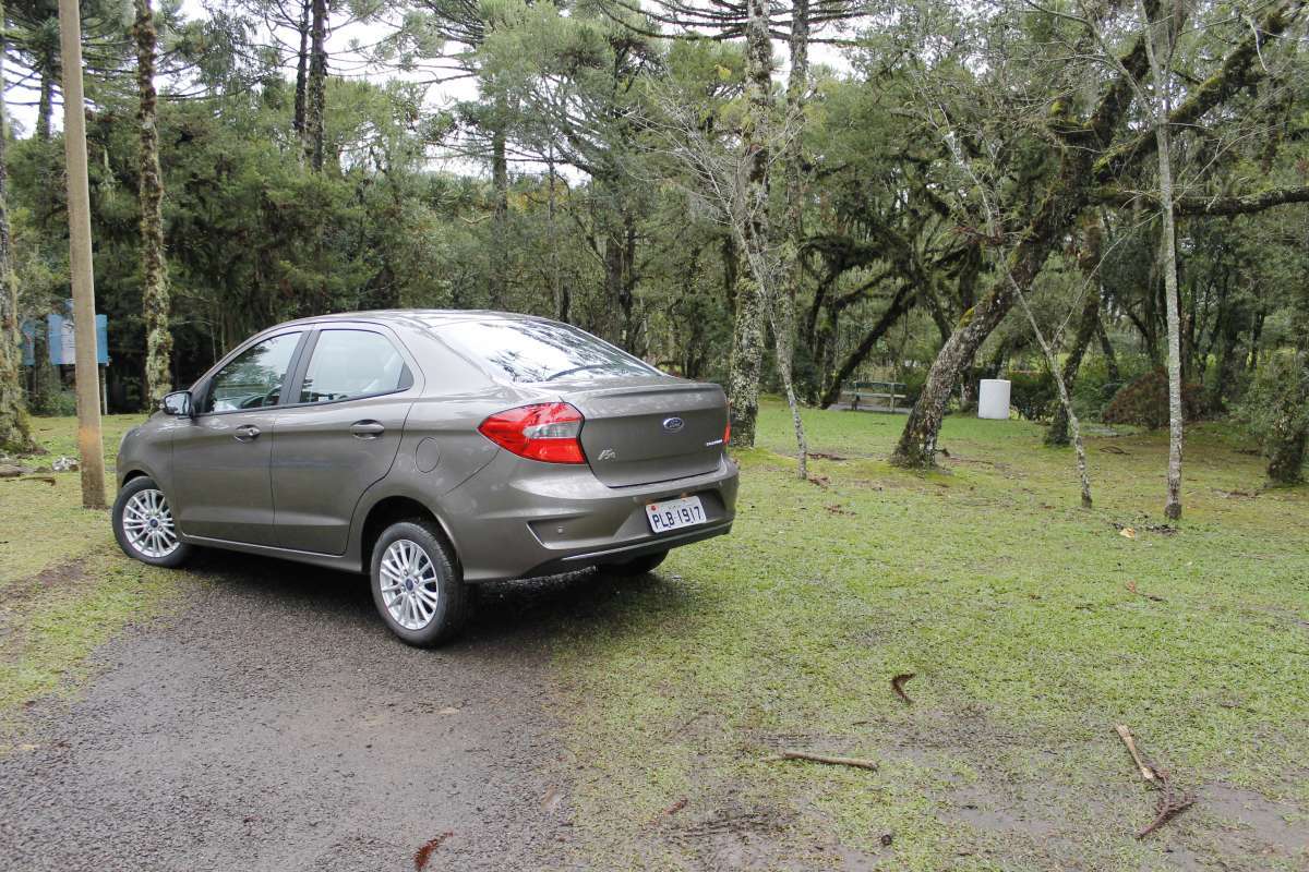 Versão Titanium é a topo de linha tanto para o hatch quanto para o sedã