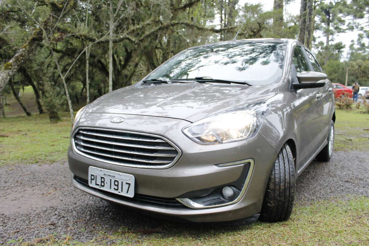 Versão Titanium é a topo de linha tanto para o hatch quanto para o sedã