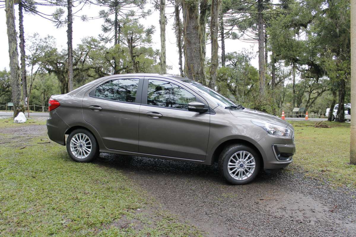 Versão Titanium é a topo de linha tanto para o hatch quanto para o sedã
