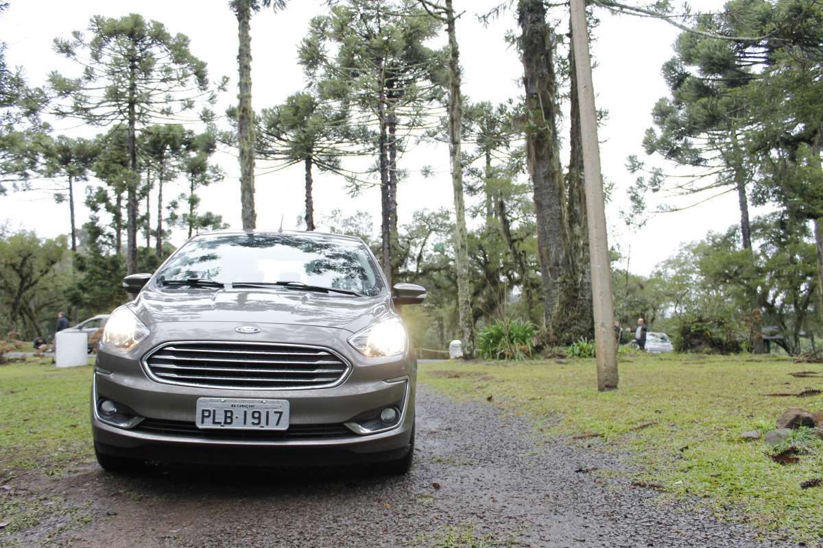Versão Titanium é a topo de linha tanto para o hatch quanto para o sedã