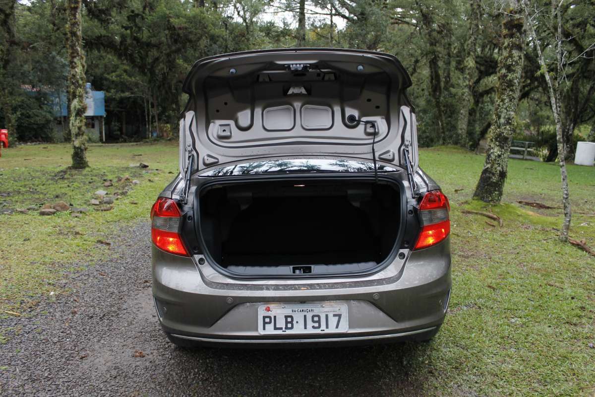 Versão Titanium é a topo de linha tanto para o hatch quanto para o sedã
