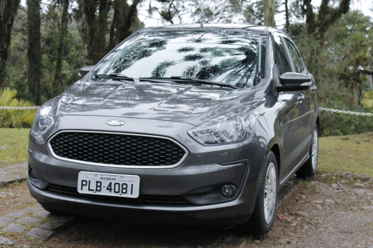 Versão Titanium é a topo de linha tanto para o hatch quanto para o sedã