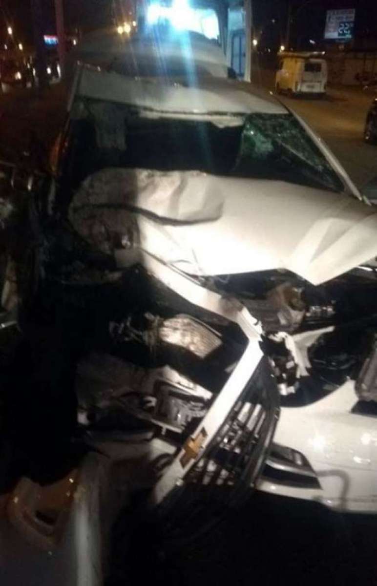 Um dos veículos ficou com a frente bem destruída