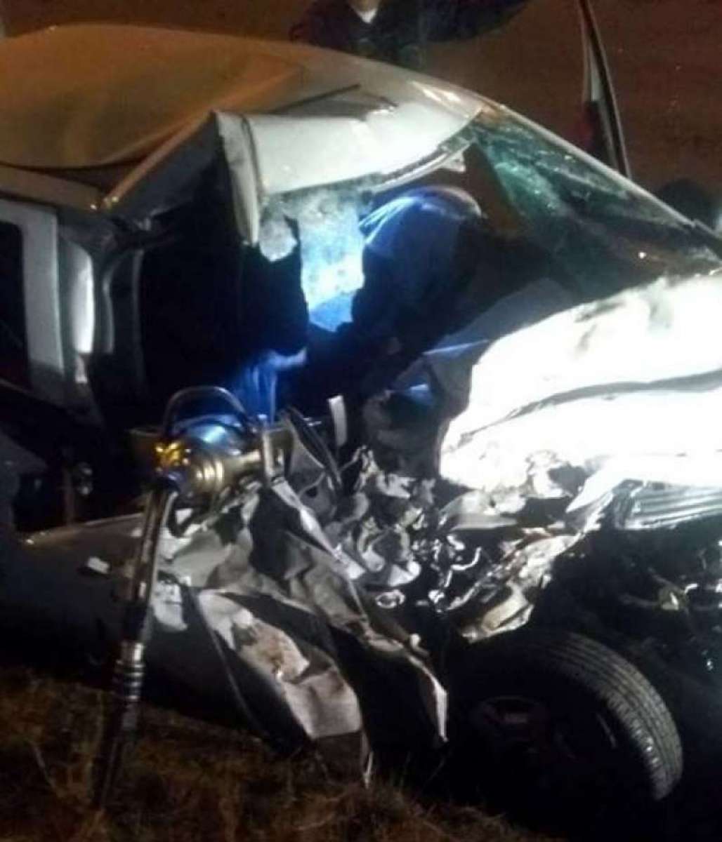 Um dos veículos ficou com a frente bem destruída
