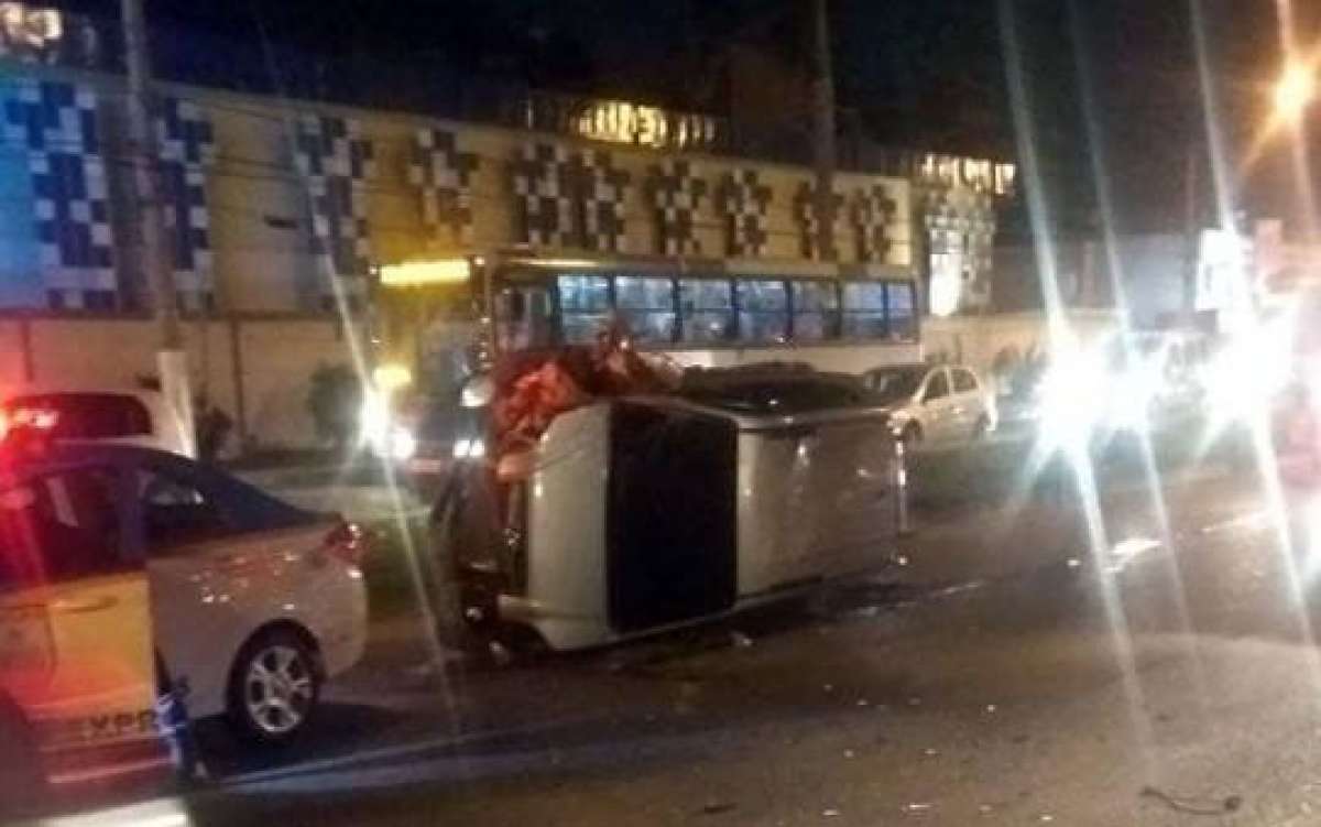 Um dos carros chegou a capotar - Reprodução / Internet