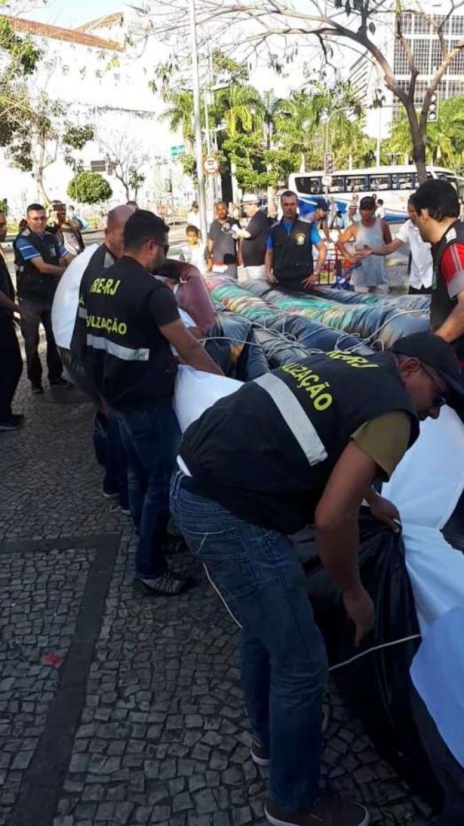 Fiscais do TRE impedem que boneco em homenagem a Lula seja mantido no ato