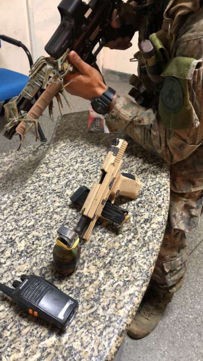 Pistola, granada e 'radinho' apreendidos com suspeito ferido na Rocinha - Divulgação / PM