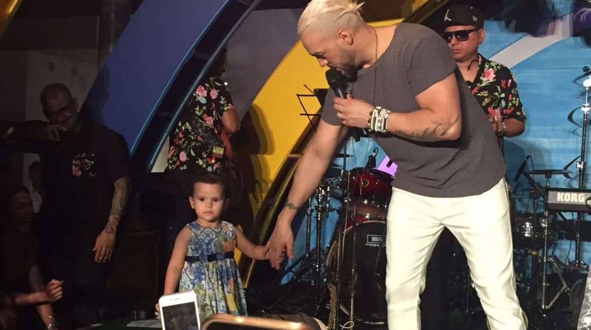 O cantor Belo e a neta durante evento na Barra da Tijuca